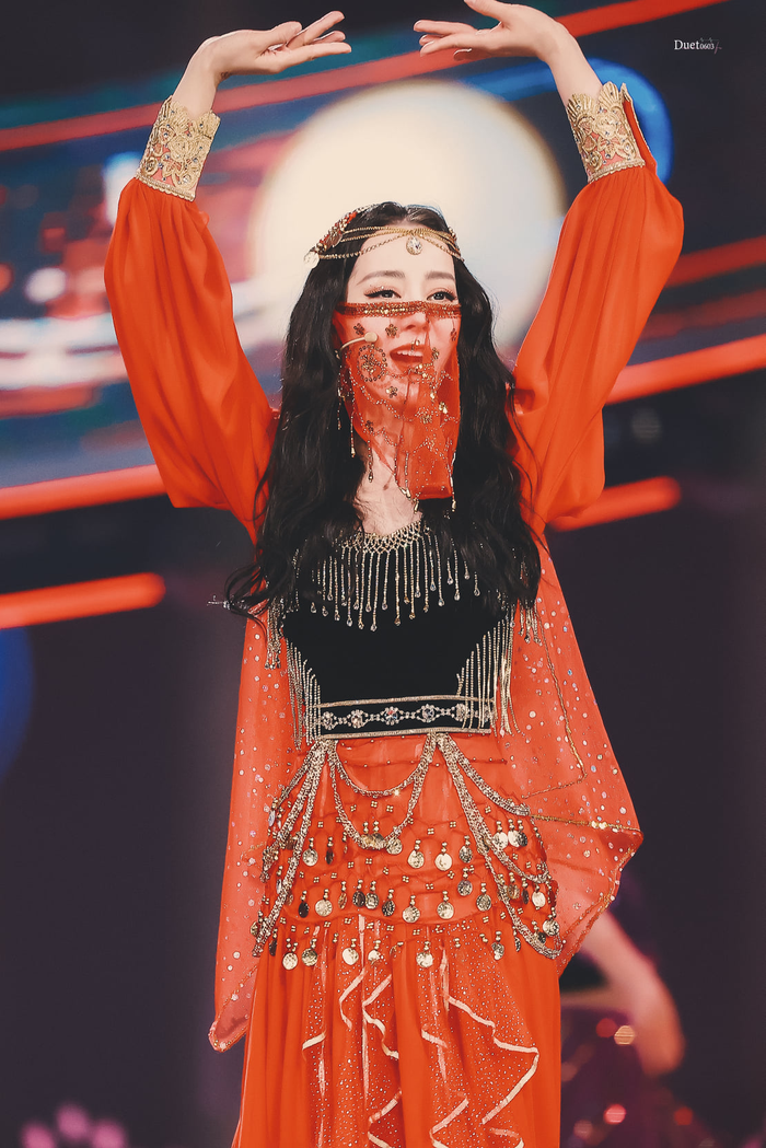 Mang danh 'đệ nhất mỹ nhân Tân Cương', Địch Lệ Nhiệt Ba bị một sao nữ lấn át trong tạo hình dị vực Ảnh 2