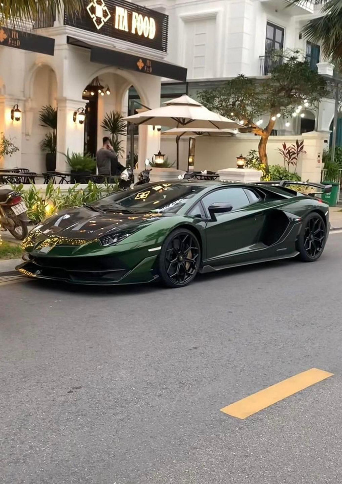 Những loạt xe sang khác đậu trước không gian lễ ăn hỏi của Đạt Villa khiến nhiều người không khỏi trầm trồ, xuýt xoa