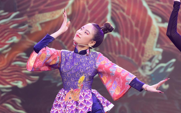 Hoàng Thùy Linh hát hò tưng bừng trên sân khấu, nhưng dân mạng lại chú ý đến nhân vật khác Ảnh 2