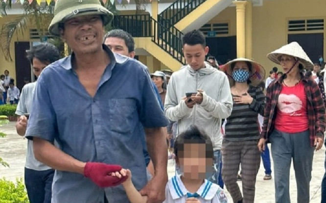 Bé gái lớp 1 ngủ quên trong tủ đựng đồ, cả xã đi tìm và cái kết bất ngờ Ảnh 2