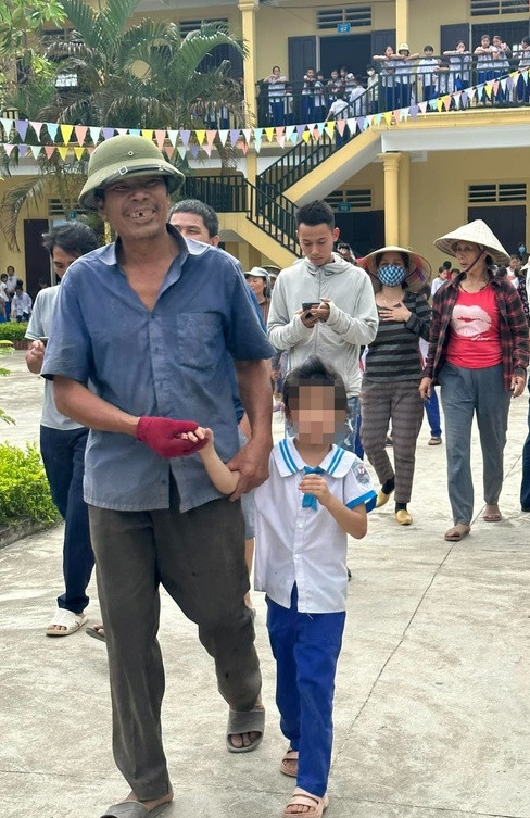 Em N. ngủ quên trong tủ đựng đồ ở trường suốt 4 tiếng đồng hồ khiến thầy cô, bạn bè, người thân sốt sắng đi tìm. Ảnh: SKĐS