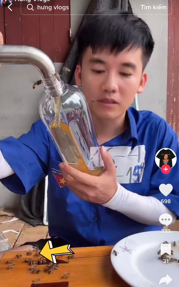 Hình ảnh Hưng Vlog livestream bán mật ong trước đó.