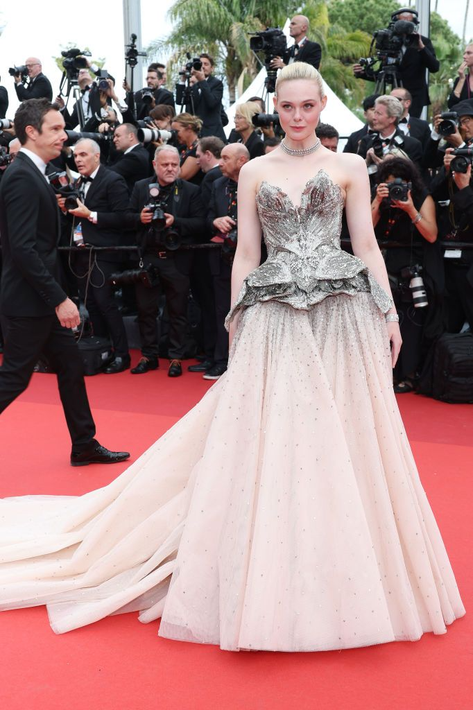 Elle Fanning chiếm sóng với mẫu đầm quây cứng cáp màu hồng bạc đến từ thương hiệu Alexander McQueen cùng trang sức của Cartier.