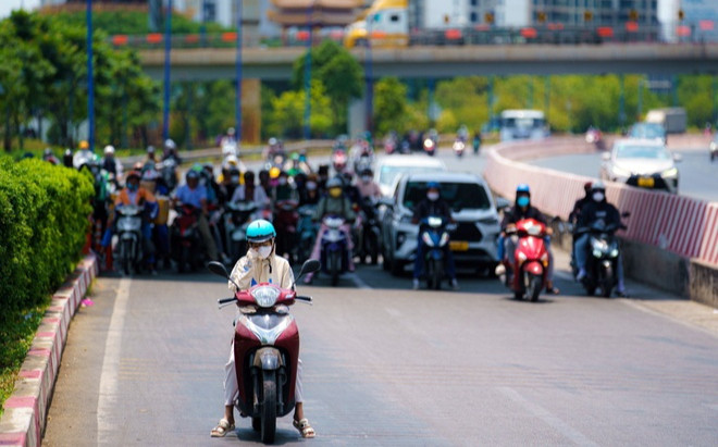 Miền Bắc và miền Trung hóa 'chảo lửa' với đợt nắng nóng mở rộng, có nơi trên 40 độ Ảnh 2