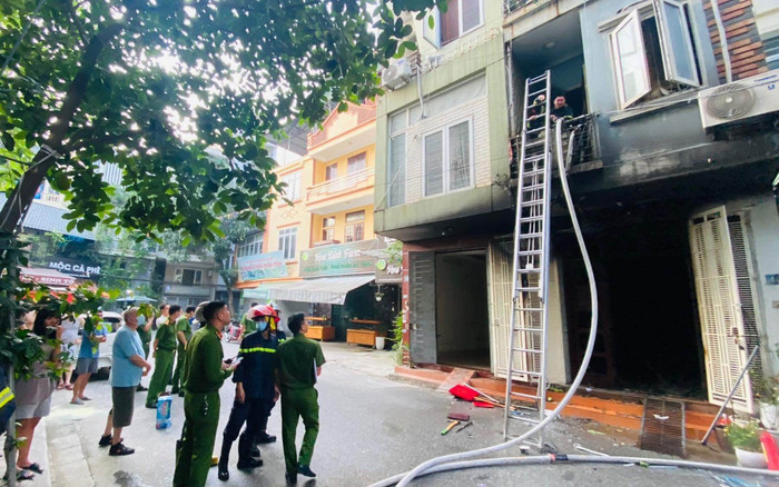 Cháy lớn tại căn nhà 4 tầng trên phố Hà Nội: 2 bé trai cùng người thân leo ra ban công thoát thân Ảnh 2