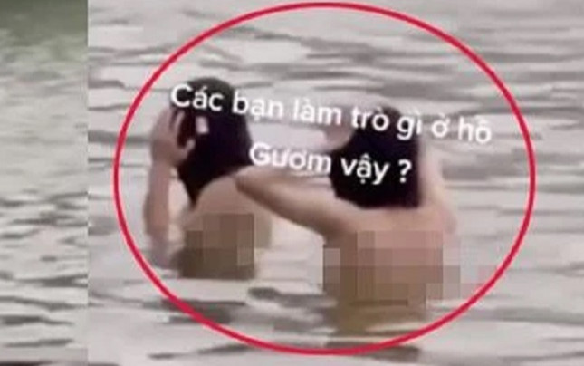 Diễn biến mới vụ nghi 2 cô gái 'tắm tiên' ở Hồ Gươm gây phản cảm Ảnh 2