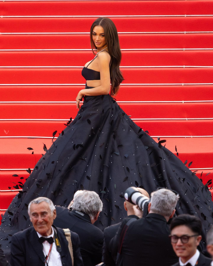 Mỹ nhân người Philippines đăng tải trên trang cá nhân với dòng trạng thái đầy tự hào khi được đặt chân đến Cannes. Cô gọi đây việc mình được đứng ở thảm đỏ này là một giấc mơ và đã được trở thành hiện thực. Theo đó, cô cũng là người Philippines đầu tiên được BTC Cannes mời đến tham dự sau 76 năm sự kiện này được tổ chức. 