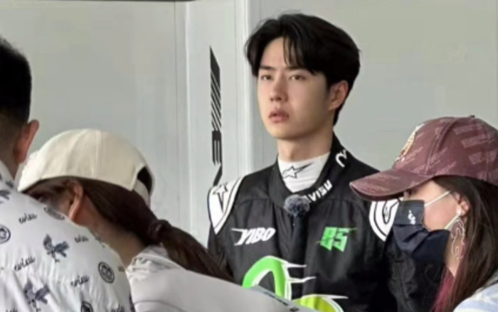 Vương Nhất Bác 'hút hồn' fan với sự thân thiện, vẻ bề ngoài điển trai khi ở chốn đông người Ảnh 2