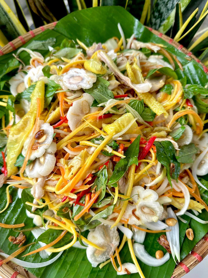 Gỏi sau khi rưới nước mắm chua ngọt, măng cụt thái lát mỏng ăn ngọt nhẹ thanh mát. Ảnh: Trang Lê