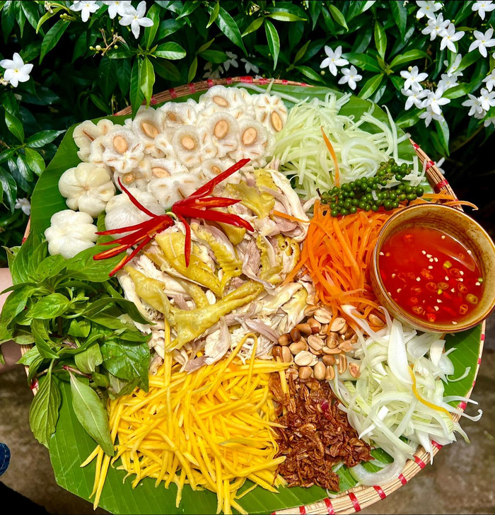 Các nguyên liệu cần có để thực hiện món gỏi gà măng cụt.  Ảnh: Trang Lê