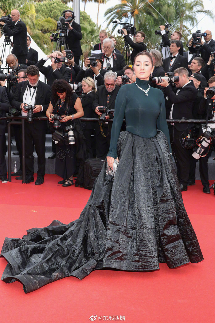  Đường đến Cannes của sao Hoa Ngữ: Củng Lợi được săn đón, Quan Hiểu Đồng 'mờ nhạt' tại thảm đỏ Ảnh 11