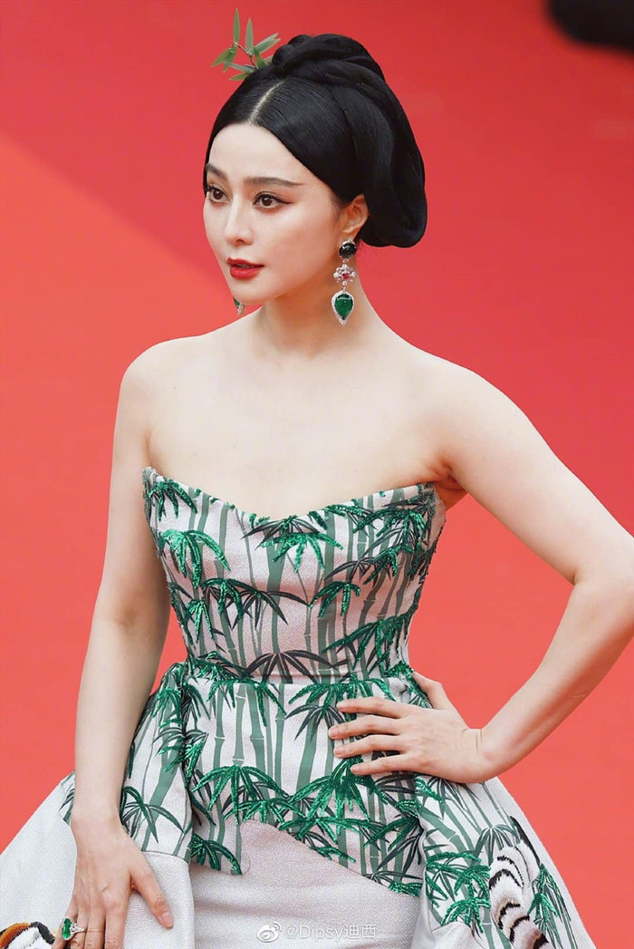  Đường đến Cannes của sao Hoa Ngữ: Củng Lợi được săn đón, Quan Hiểu Đồng 'mờ nhạt' tại thảm đỏ Ảnh 10