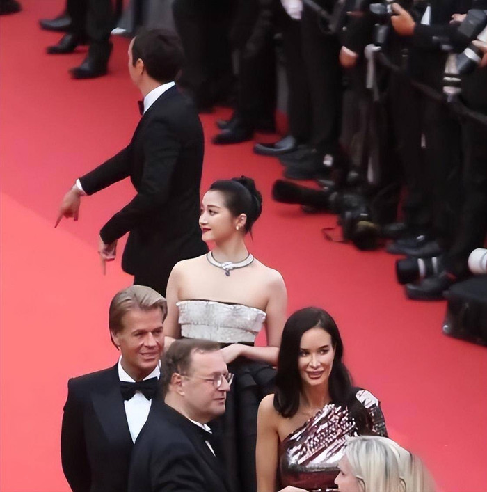 Đường đến Cannes của sao Hoa Ngữ: Củng Lợi được săn đón, Quan Hiểu Đồng 'mờ nhạt' tại thảm đỏ Ảnh 8