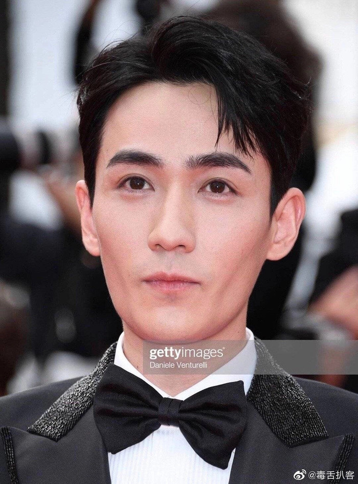  Đường đến Cannes của sao Hoa Ngữ: Củng Lợi được săn đón, Quan Hiểu Đồng 'mờ nhạt' tại thảm đỏ Ảnh 1