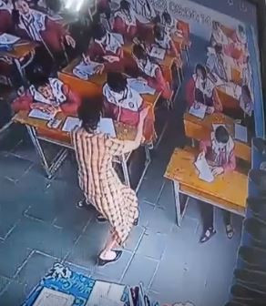 Hình ảnh cô giáo giơ tay tát vào mặt nam sinh được camera an ninh ghi lại. Ảnh cắt từ clip