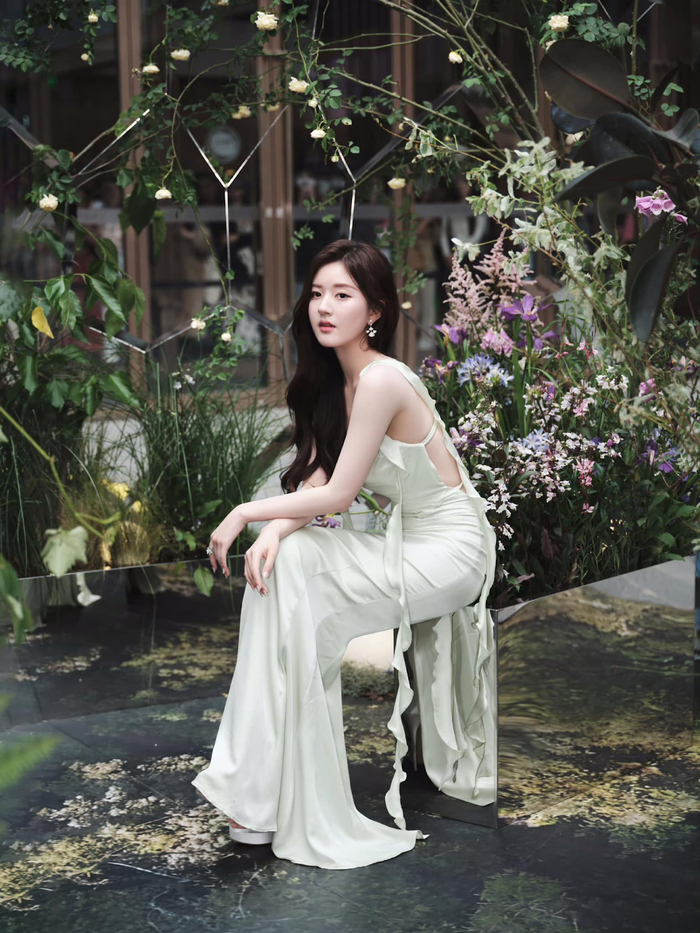 Thân hình thắt đáy lưng ong đáng ngưỡng mộ của Triệu Lộ Tư. 