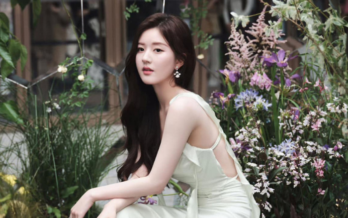 Vừa khoe lưng trần thon thả, Triệu Lộ Tư đã bị Ngu Thư Hân 'dằn mặt' bằng cách này Ảnh 2