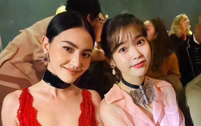 Không phải Lee Jong Suk, IU đã công khai hôn má người này vào ngày sinh nhật Ảnh 2