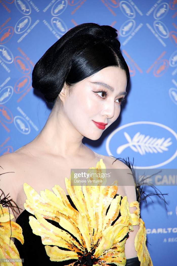 Vượt qua bê bối trốn thuế một cách ngoạn mục, Phạm Băng Băng chứng tỏ vị thế của mình đối với truyền thông vẫn chưa hề bị 'mai một'. Chỉ trong ngày đầu tiên của Cannes, bạn gái cũ Lý Thần đã phủ kín toàn bộ mạng xã hội trong nước lẫn các nền tảng khác. Liên hoan phim sẽ vẫn được tiếp tục kéo dài, dân tình vẫn mong ngóng được nhìn thấy các bộ cánh tiếp theo mà nữ diễn viên đem đến thảm đỏ Cannes lần này. 