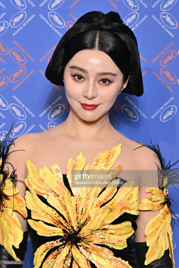 Mỹ nhân họ Phạm phát sáng trên thảm đỏ với làn da không chú tì vết ở tuổi 42. Do lịch trình dày đặc, Phạm Băng Băng không thể thay kiểu tóc khác với bộ cánh đầu tiên. 