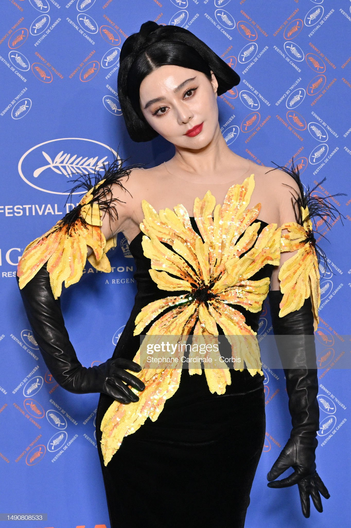 Ở layout này, nữ diễn viên không đeo thêm bất kỳ trang sức nào nên khiến tổng thể có phần 'trống trải'. Tuy nhiên, để miêu tả về tái xuất của Phạm Gia tại Cannes lần thứ 76, chỉ có thể gọi là 'đỉnh của chóp'. Cô đầu tư trang phục một cách chỉn chu, và không quên quảng bá văn hóa của Trung Quốc bằng chiếc đầm mãnh hổ ngay trước ống kính quốc tế. 