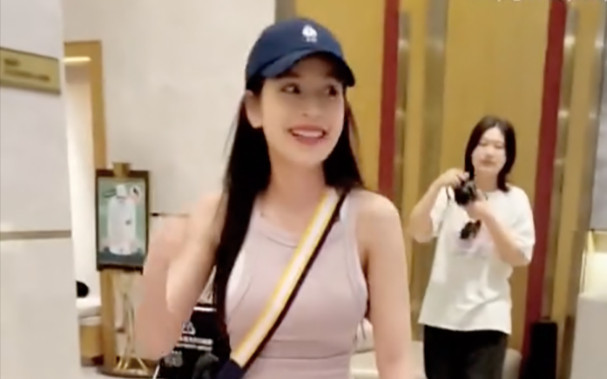 Chi Pu được fan xứ Trung vây kín ở khách sạn, nhan sắc qua 'cam thường' khiến netizen xôn xao Ảnh 2