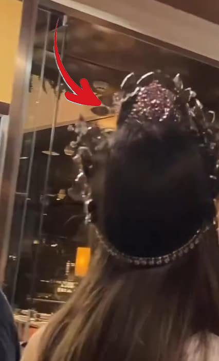 Một số cộng đồng mạng cũng cho rằng đây chỉ là vương miện phiên bản nên việc hư hỏng trên không cần quá lo ngại.