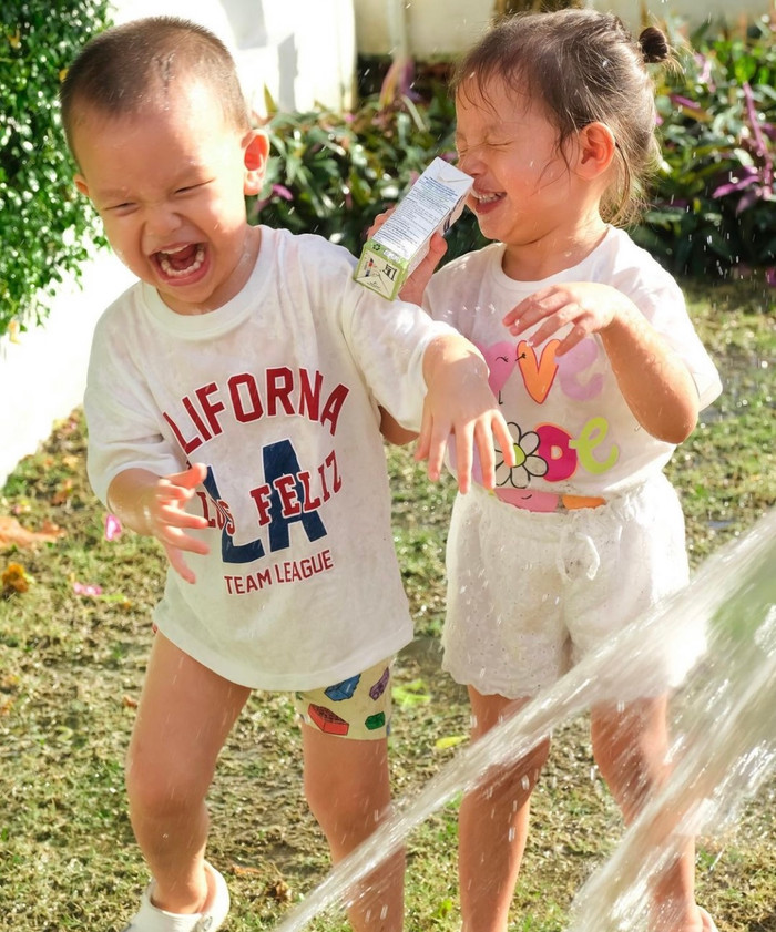 Hai nhóc tỳ nhà Hà Hồ có loạt khoảnh khắc đáng yêu, quý tử Leon gây bão vì hành động dành cho chị Ảnh 2