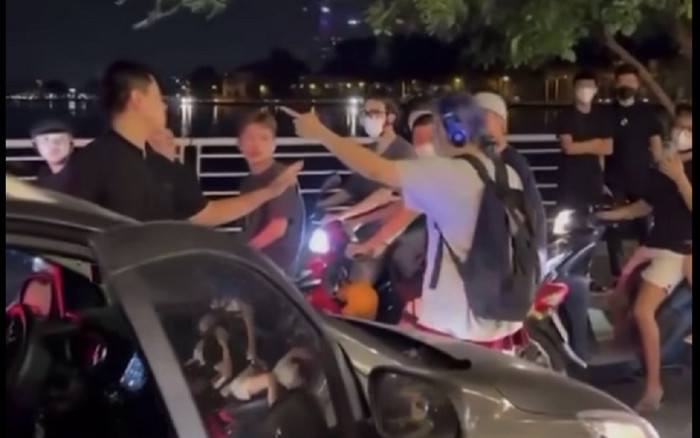 Nguyên nhân vụ cô gái trẻ xông vào 'tung chưởng' với 3 thanh niên ở Hồ Tây, có liên quan đến đánh ghen? Ảnh 2
