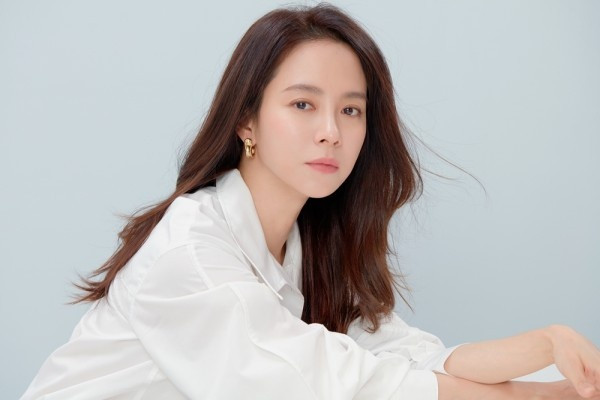 Song Ji Hyo bỏ tiền túi cứu giúp nhân viên cùng tình cảnh giống mình. (Ảnh tổng hợp)