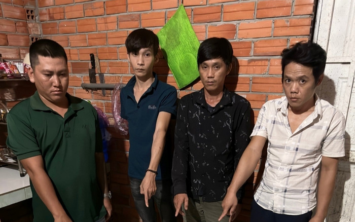 4 gã thanh niên lén lút làm chuyện 'động trời' bên trong căn nhà ở hẻm nhỏ Ảnh 2