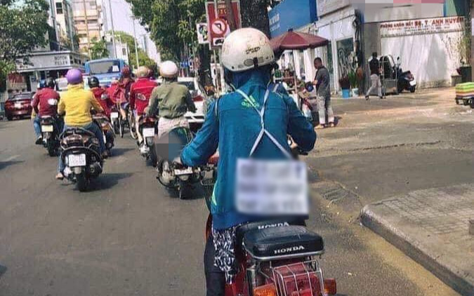 Người phụ nữ đeo tấm bảng sau lưng khi chạy xe máy, vừa nhìn ai nấy cũng chủ động giữ khoảng cách Ảnh 2