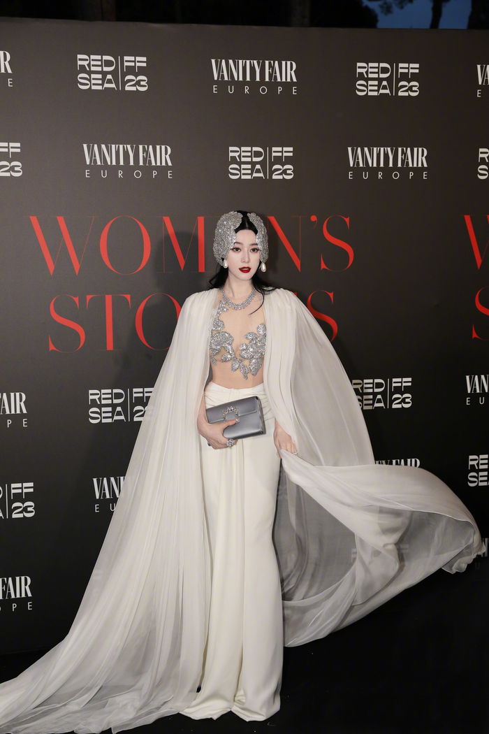 Bộ cánh đầu tiên khiến nhiều khán giả phải 'lịm tim' đến từ thương hiệu Miss Sohee. Đối với thiết kế này, Phạm Băng Băng thực sự tỏa sáng như  'bà chúa tuyết'. Từ đường nét cho đến phom dáng đều được thiết kế một cách tinh xảo giúp tôn lên 3 vòng đầy đặn của nữ diễn viên.