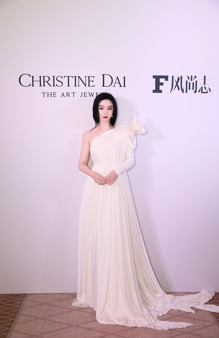 Bộ cánh thứ 2 đến từ NTK Harvey Seni. Chiếc đầm màu trắng lệch vai che kín cơ mỹ nhân 42 tuổi tạo cảm giác mềm mại, nhẹ nhàng như nữ thần Athena. Ở layout này, nữ diễn viên Võ Mỵ Nương chọn kiểu tóc cột hờ hững phía sau.