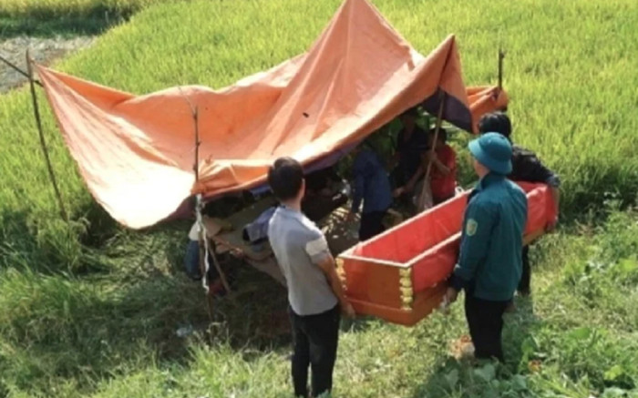 Máy gặt lúa bị lật bất ngờ, đè người đàn ông tử vong Ảnh 2