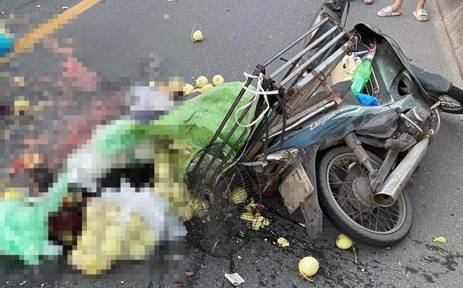 Sọt ổi văng tứ tung trên đường và tai nạn thương tâm cướp đi sinh mạng người phụ nữ lúc sáng sớm Ảnh 2