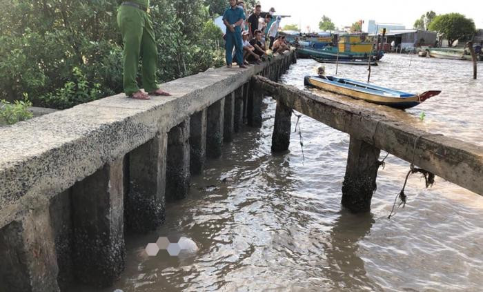  Đau lòng phát hiện thi thể thiếu nữ 15 tuổi dạt vào bờ biển, càng đáng thương hơn khi biết hoàn cảnh Ảnh 1