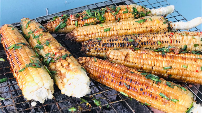 Bắp nướng mắm nêm mang hương vị rất đặc biệt