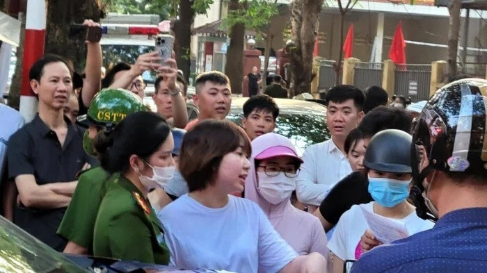 Cô gái buông lời chửi tục với lực lượng chức năng. Ảnh: báo Giao Thông