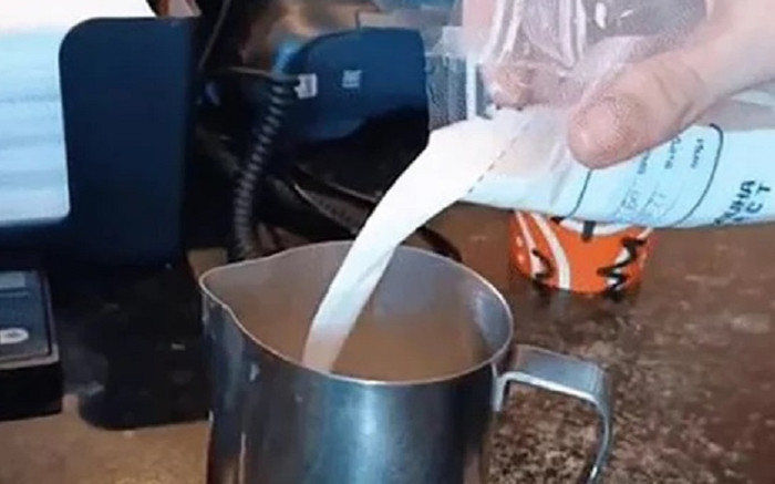 Độc lạ quán cà phê pha bằng sữa mẹ, giá cao gấp 4 lần nhưng vẫn hút khách trải nghiệm Ảnh 2