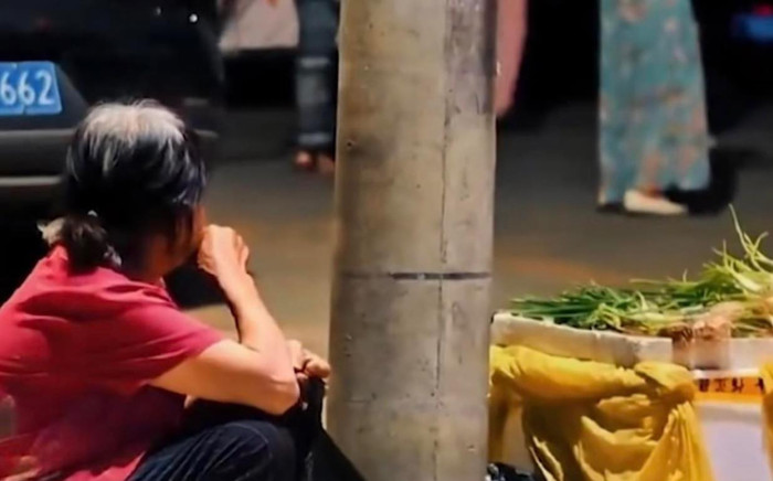 Rơi nước mắt hình ảnh cụ bà mưu sinh bán rau, hướng mắt nhìn bạn trang lứa đang tập thể dục Ảnh 2