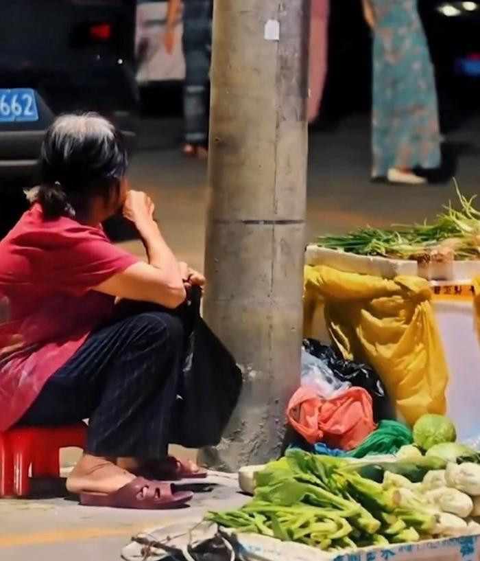 Rơi nước mắt hình ảnh cụ bà mưu sinh bán rau, hướng mắt nhìn bạn trang lứa đang tập thể dục Ảnh 2