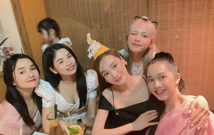 'Mẹ bầu' Nhã Phương khoe sắc bên hội 'chị em bạn dì' trong ngày sinh nhật Ảnh 2