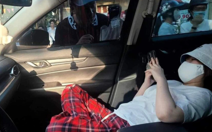 Cô gái nằm cố thủ trong xe ô tô nghe nhạc sau khi vượt đèn đỏ bị xử lý Ảnh 2