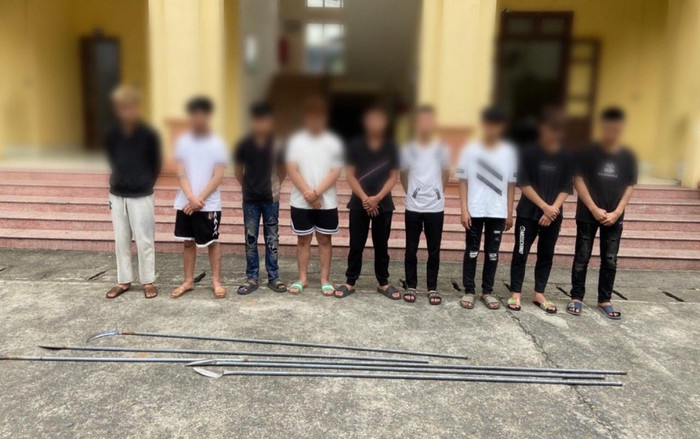 Nhóm thanh niên đi xe lạng lách trên đường, cầm theo hung khí rồi nhận hậu quả thích đáng Ảnh 2