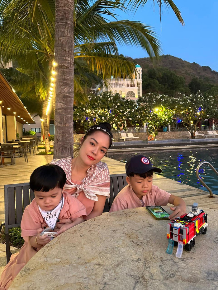 Dương Cẩm Lynh làm việc vô cùng chăm chỉ để có thu nhập nuôi hai con và trả nợ