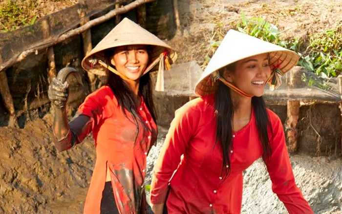 H'Hen Niê được khen ngợi hết lời với hình ảnh lội bùn bắt cá, netizen: 'Thương em ở cái chất mộc mạc!' Ảnh 2