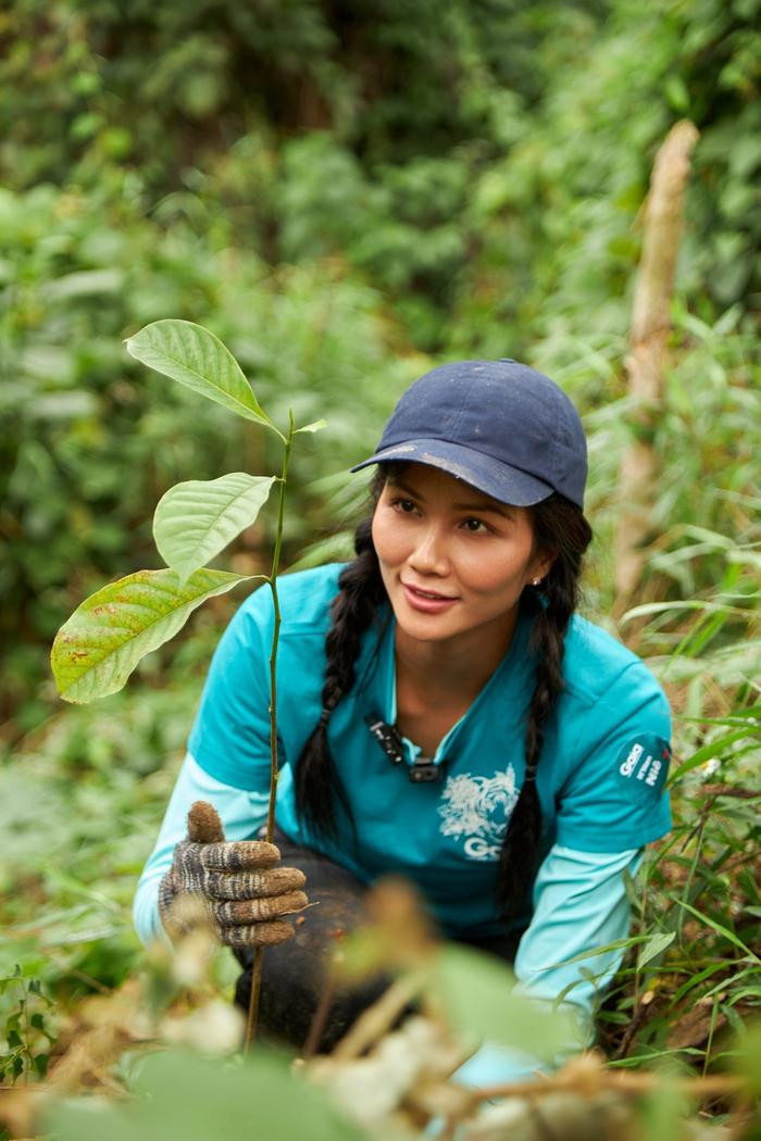 H'Hen Niê được khen ngợi hết lời với hình ảnh lội bùn bắt cá, netizen: 'Thương em ở cái chất mộc mạc!' Ảnh 4