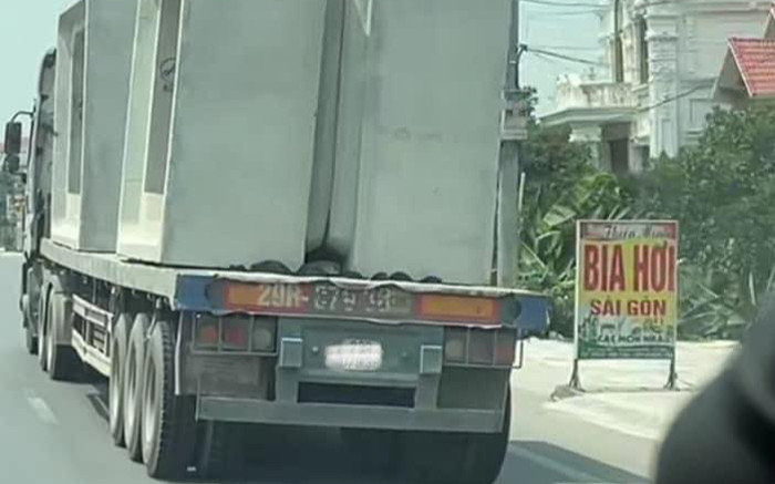 Thót tim với xe tải chở khối bê tông trên đường, không có dây ràng Ảnh 2