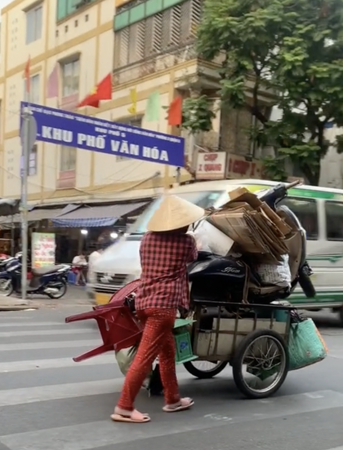  Dân mạng trố mắt ngạc nhiên khi thấy người phụ nữ bán ve chai 'cân' luôn chiếc xe máy Ảnh 2